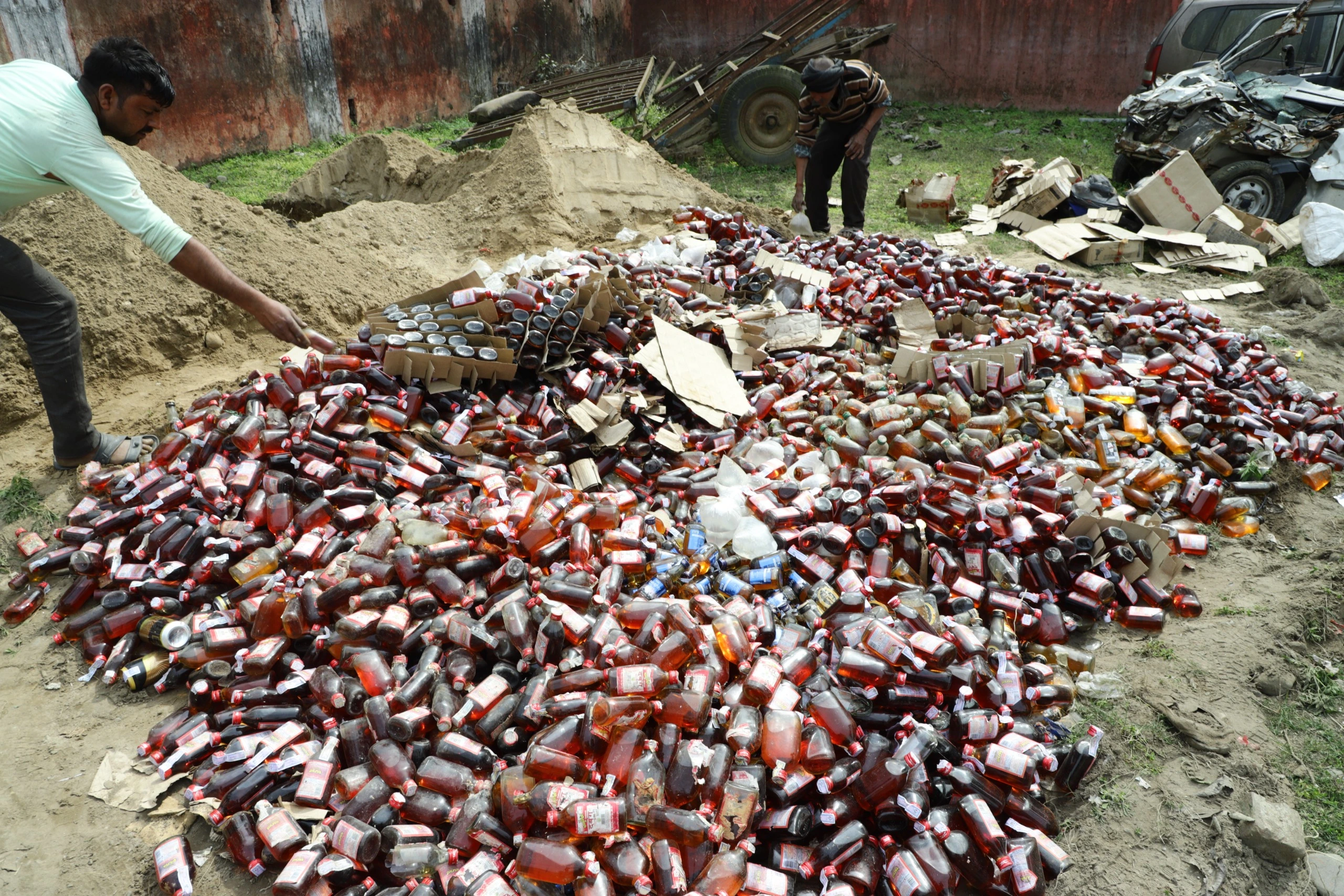 उत्तराखंड पुलिस द्वारा नष्ट की गई लाखों की शराब