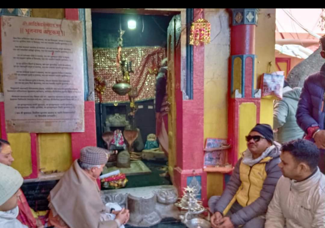 बद्रीनाथ मंदिर के कपाट बंद होने की प्रक्रिया की दौरान पूजा अर्चना करते पुजारी